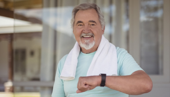 Pensionist schaut in die Kamera