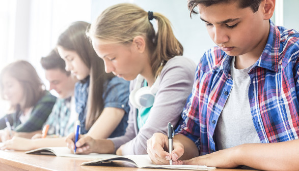 Schüler schreiben konzentriert
