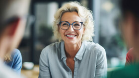 Frau während eines Businessmeetings