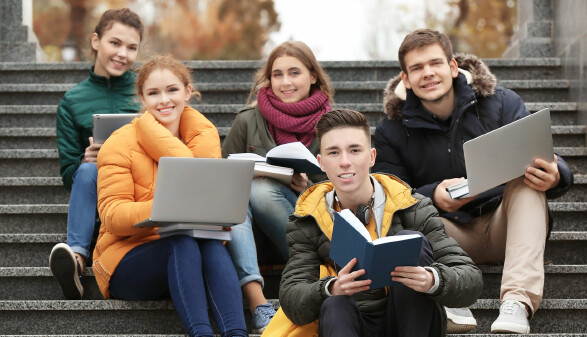 Schülerprojekt mit Bücher und Laptops