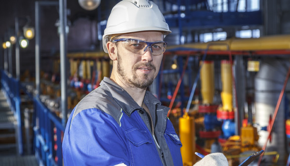Arbeiter mit Schutzhelm in Werkshalle