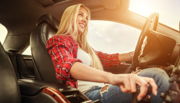 Junge Frau absolviert Fahrsicherheitstraining