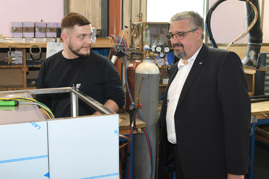 AK-Präsident Andreas Stangl führte beim Besuch der Firma Ideal AKE viele persönliche Gespräche.